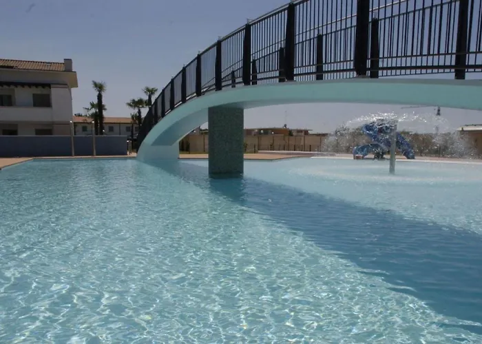 Pool View With Private Enclosed Garden Apartament