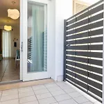 Pool View With Private Enclosed Garden Апартаменти
