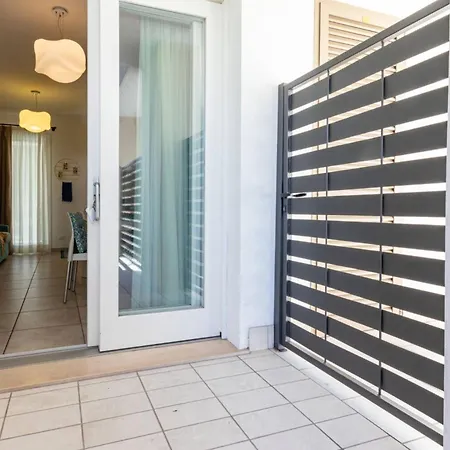 Well Equipped With Pool And Solarium Διαμέρισμα