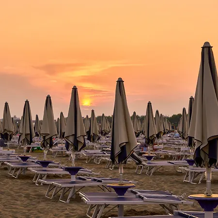 Апартаменти Well Equipped With Pool And Solarium *