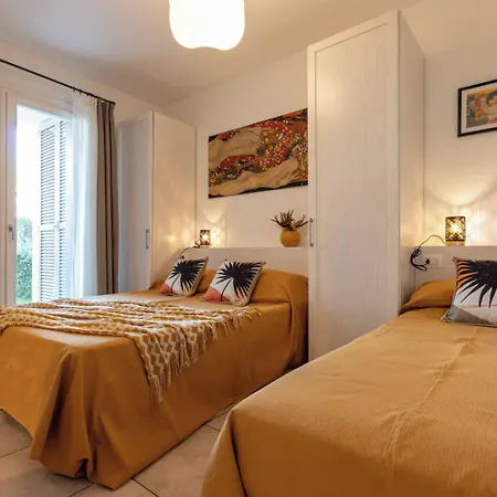 Апартаменти Well Equipped With Pool And Solarium