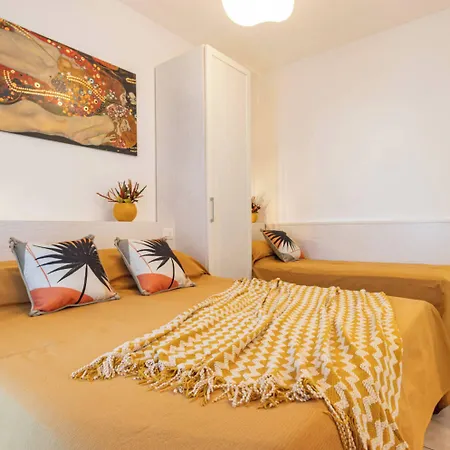 Апартаменти Well Equipped With Pool And Solarium