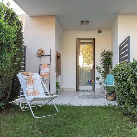 Апартаменти Well Equipped With Pool And Solarium