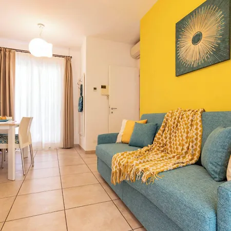 Well Equipped With Pool And Solarium *