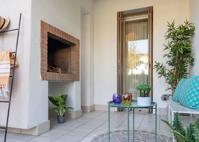 Pool View With Private Enclosed Garden Бібіоне