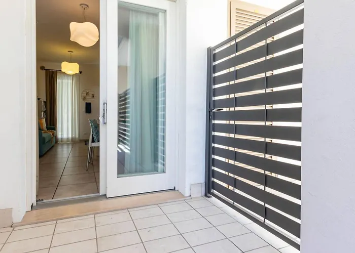 Pool View With Private Enclosed Garden Apartmán